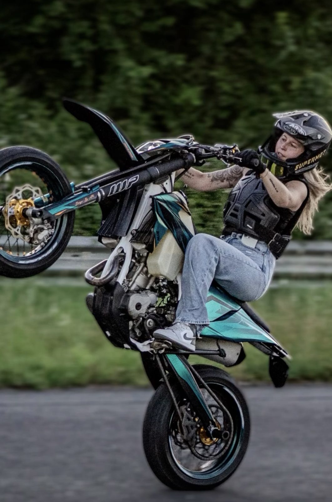 Alaïa en wheelie sur sa supermotard turquoise